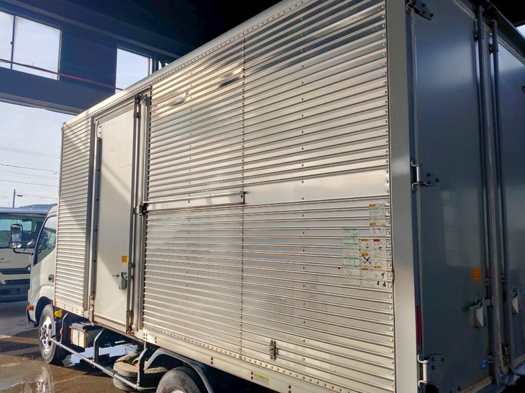 平成27年　日野　デュトロ3トンアルミバン　P/G　4WD    札幌・江別・旭川・北見・釧路どこでも全国対応可能です！　　　　　　　　　　お問い合わせは北見店へ～TEL0157-57-7166～