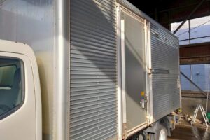 サムネイル: 平成27年　日野　デュトロ3トンアルミバン　P/G　4WD    札幌・江別・旭川・北見・釧路どこでも全国対応可能です！　　　　　　　　　　お問い合わせは北見店へ～TEL0157-57-7166～