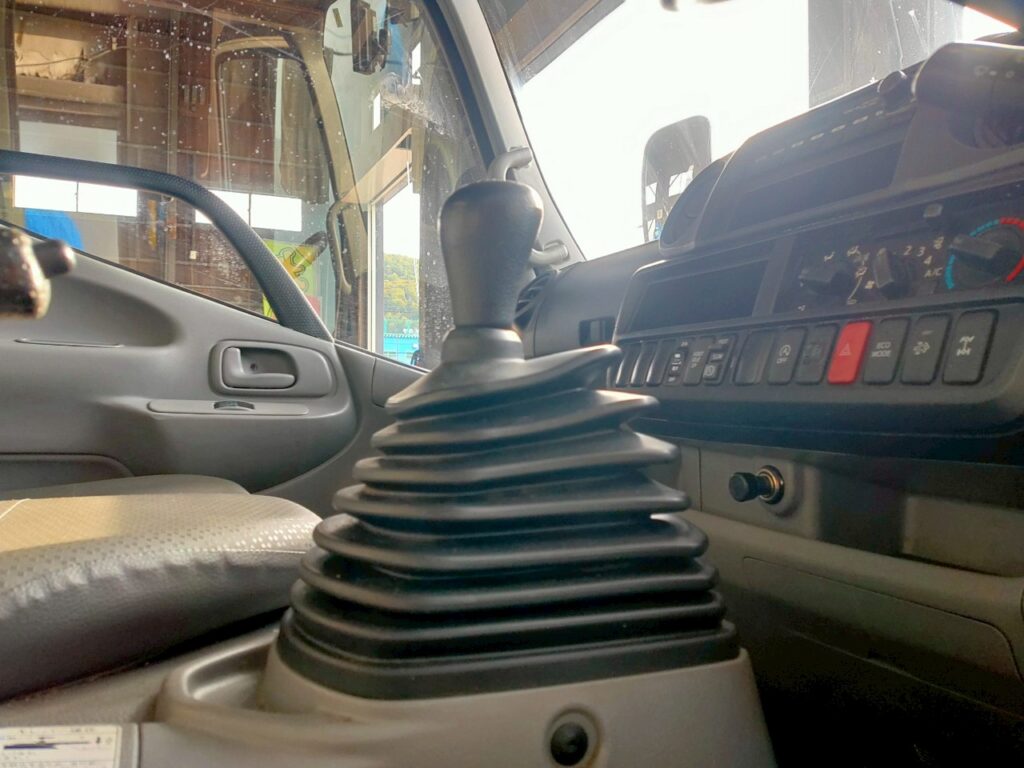 平成27年　日野　デュトロ3トンアルミバン　P/G　4WD    札幌・江別・旭川・北見・釧路どこでも全国対応可能です！　　　　　　　　　　お問い合わせは北見店へ～TEL0157-57-7166～