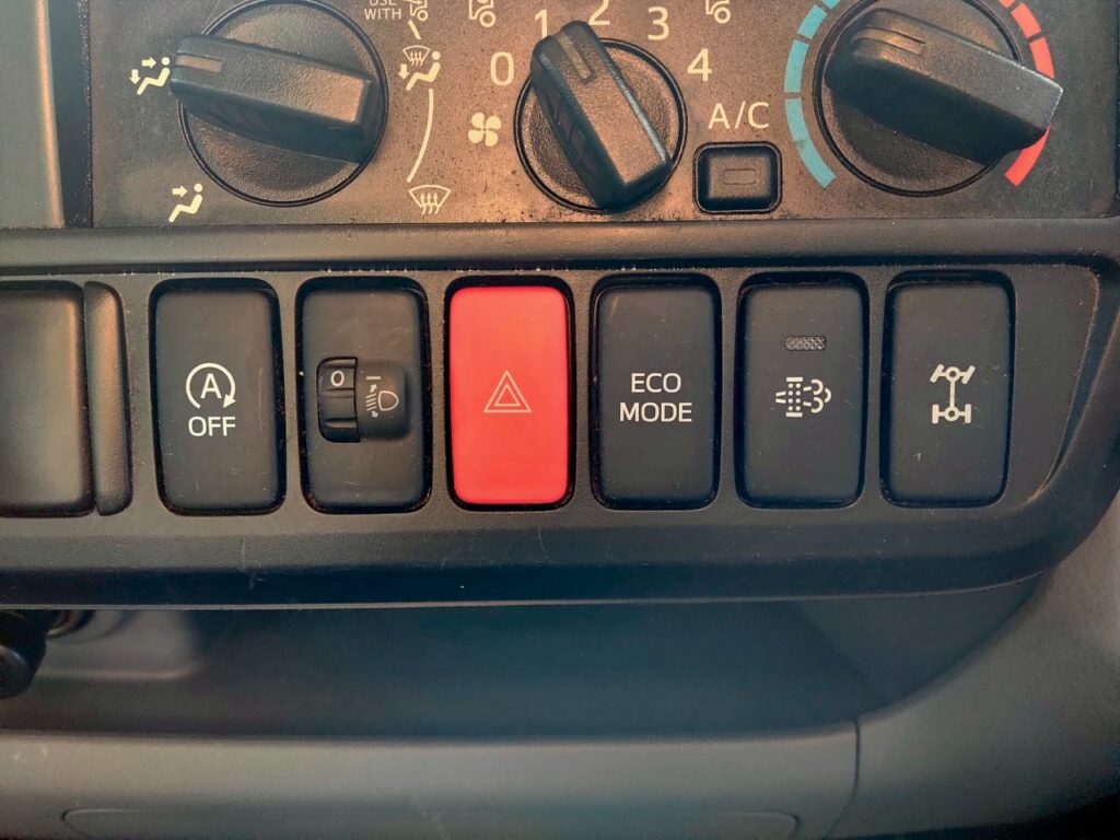 平成27年　日野　デュトロ3トンアルミバン　P/G　4WD    札幌・江別・旭川・北見・釧路どこでも全国対応可能です！　　　　　　　　　　お問い合わせは北見店へ～TEL0157-57-7166～