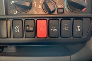 サムネイル: 平成27年　日野　デュトロ3トンアルミバン　P/G　4WD    札幌・江別・旭川・北見・釧路どこでも全国対応可能です！　　　　　　　　　　お問い合わせは北見店へ～TEL0157-57-7166～