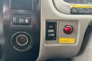 サムネイル: 平成２３年　日野　デュトロ　２トン３段クレーン　フックイン・ラジコン付（車検1年付）