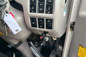 サムネイル: 平成２３年　日野　デュトロ　２トン３段クレーン　フックイン・ラジコン付（車検1年付）