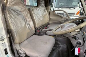 サムネイル: 平成２３年　日野　デュトロ　２トン３段クレーン　フックイン・ラジコン付（車検1年付）