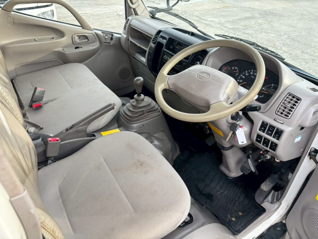 平成２３年　日野　デュトロ　２トン３段クレーン　フックイン・ラジコン付（車検1年付）