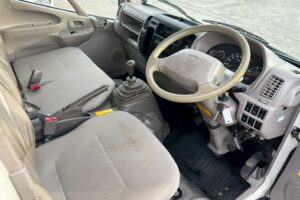 サムネイル: 平成２３年　日野　デュトロ　２トン３段クレーン　フックイン・ラジコン付（車検1年付）