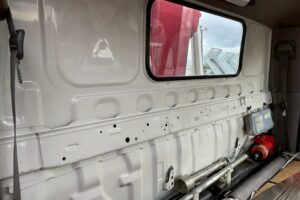 サムネイル: 平成２３年　日野　デュトロ　２トン３段クレーン　フックイン・ラジコン付（車検1年付）