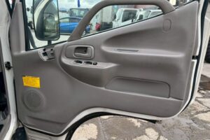 サムネイル: 平成２３年　日野　デュトロ　２トン３段クレーン　フックイン・ラジコン付（車検1年付）