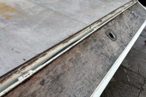 サムネイル: 平成２３年　日野　デュトロ　２トン３段クレーン　フックイン・ラジコン付（車検1年付）