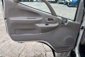 サムネイル: 平成２３年　日野　デュトロ　２トン３段クレーン　フックイン・ラジコン付（車検1年付）