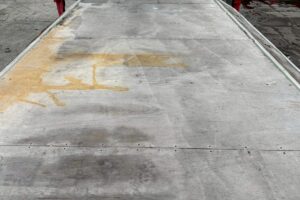 サムネイル: 平成２３年　日野　デュトロ　２トン３段クレーン　フックイン・ラジコン付（車検1年付）