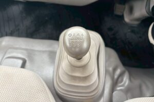 サムネイル: 平成２３年　日野　デュトロ　２トン３段クレーン　フックイン・ラジコン付（車検1年付）