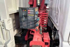 サムネイル: 平成２３年　日野　デュトロ　２トン３段クレーン　フックイン・ラジコン付（車検1年付）