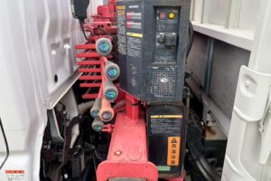 サムネイル: 平成２３年　日野　デュトロ　２トン３段クレーン　フックイン・ラジコン付（車検1年付）