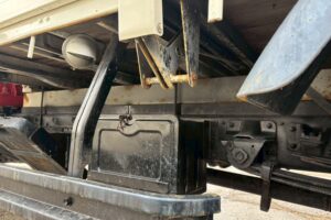 サムネイル: 平成２３年　日野　デュトロ　２トン３段クレーン　フックイン・ラジコン付（車検1年付）