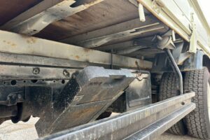 サムネイル: 平成２３年　日野　デュトロ　２トン３段クレーン　フックイン・ラジコン付（車検1年付）