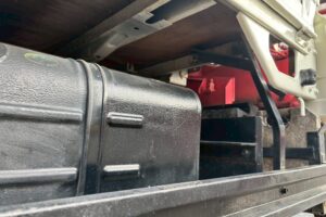 サムネイル: 平成２３年　日野　デュトロ　２トン３段クレーン　フックイン・ラジコン付（車検1年付）