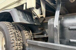 サムネイル: 平成２３年　日野　デュトロ　２トン３段クレーン　フックイン・ラジコン付（車検1年付）