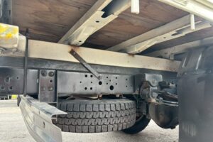 サムネイル: 平成２３年　日野　デュトロ　２トン３段クレーン　フックイン・ラジコン付（車検1年付）