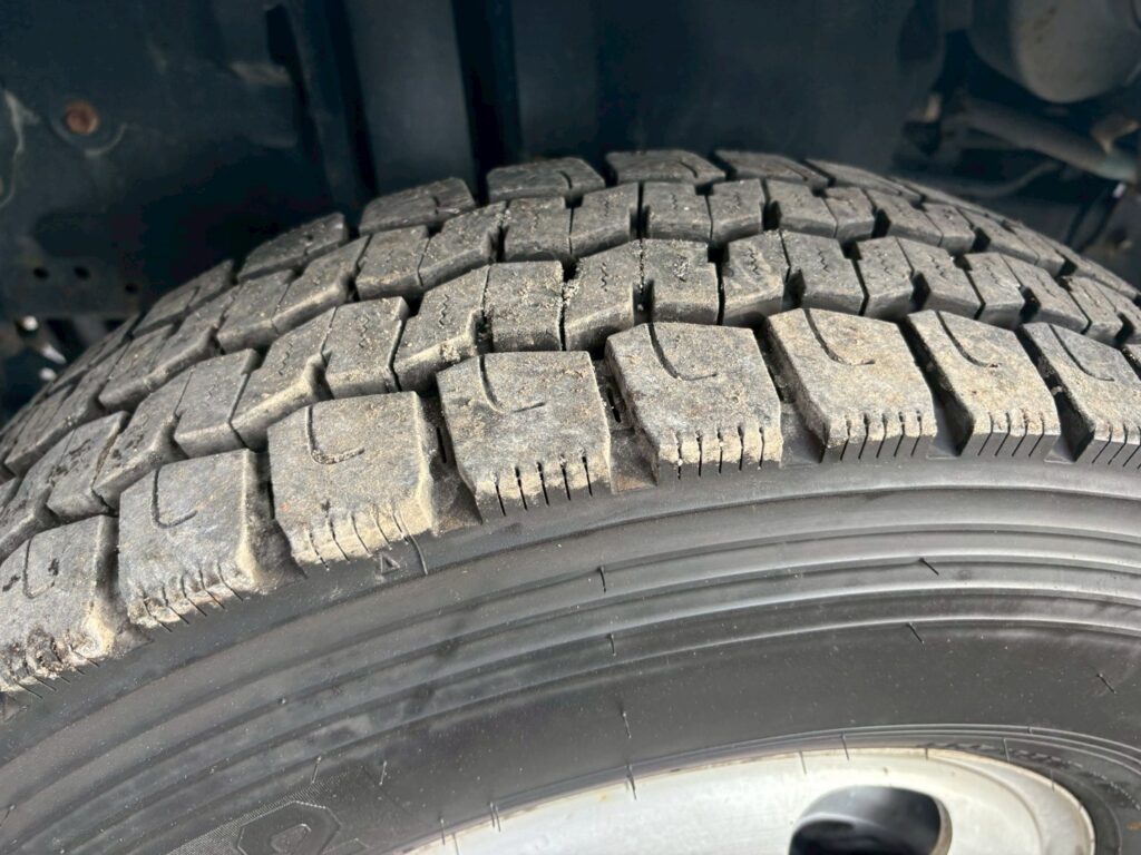 平成２３年　日野　デュトロ　２トン３段クレーン　フックイン・ラジコン付（車検1年付）