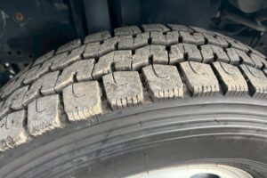 サムネイル: 平成２３年　日野　デュトロ　２トン３段クレーン　フックイン・ラジコン付（車検1年付）