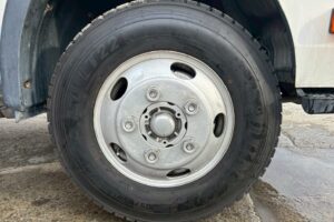 サムネイル: 平成２３年　日野　デュトロ　２トン３段クレーン　フックイン・ラジコン付（車検1年付）