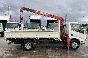 サムネイル: 平成２３年　日野　デュトロ　２トン３段クレーン　フックイン・ラジコン付（車検1年付）