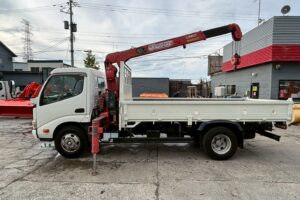 サムネイル: 平成２３年　日野　デュトロ　２トン３段クレーン　フックイン・ラジコン付（車検1年付）