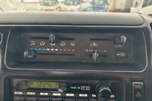 サムネイル: 平成２３年　日野　デュトロ　２トン３段クレーン　フックイン・ラジコン付（車検1年付）