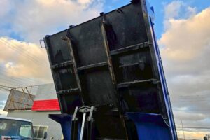 サムネイル: 令和1年　いすゞ　フォワード　４トンダンプ　コボレーン付（車検1年付）