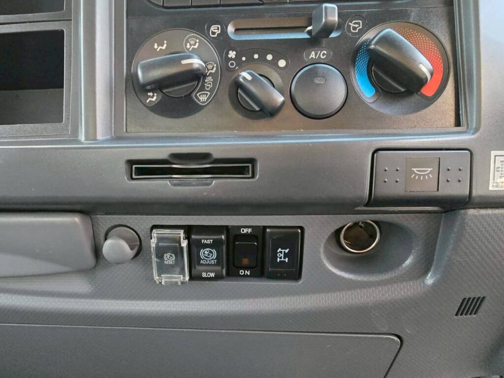 令和1年　いすゞ　フォワード　４トンダンプ　コボレーン付（車検1年付）