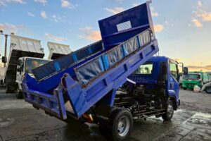 サムネイル: 令和1年　いすゞ　フォワード　４トンダンプ　コボレーン付（車検1年付）