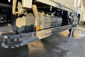 サムネイル: 平成20年　デュトロ２トン３段クレーンロング　パワーゲート　車検１年付