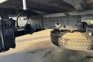 サムネイル: 平成20年　デュトロ２トン３段クレーンロング　パワーゲート　車検１年付