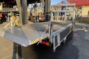 サムネイル: 平成20年　デュトロ２トン３段クレーンロング　パワーゲート　車検１年付