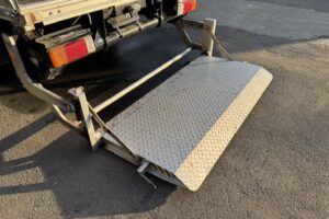 サムネイル: 平成20年　デュトロ２トン３段クレーンロング　パワーゲート　車検１年付