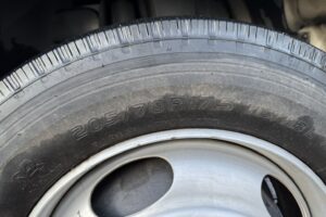 サムネイル: 平成17年　キャンター２トン３段クレーン　ロング　ラジコン　パラフック　車検1年付
