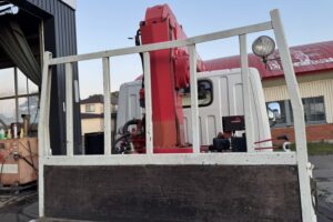 サムネイル: 平成17年　キャンター２トン３段クレーン　ロング　ラジコン　パラフック　車検1年付