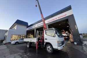 サムネイル: 平成17年　キャンター２トン３段クレーン　ロング　ラジコン　パラフック　車検1年付