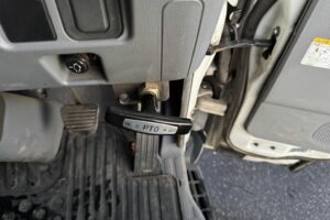 サムネイル: 平成17年　キャンター２トン３段クレーン　ロング　ラジコン　パラフック　車検1年付