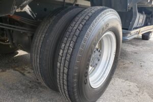 サムネイル: 平成25年式トヨエース平ボデー積載4000㎏ワイドロング