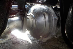 サムネイル: 平成27年 エルフ2tダンプ 電動コボレーン