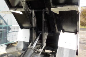 サムネイル: 平成27年 エルフ2tダンプ 電動コボレーン