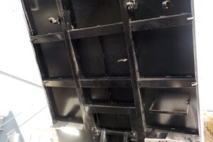 サムネイル: 平成27年 エルフ2tダンプ 電動コボレーン