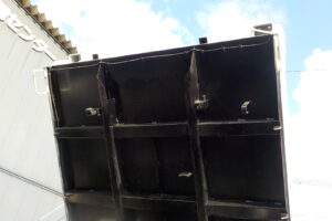 サムネイル: 平成27年 エルフ2tダンプ 電動コボレーン