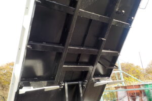 サムネイル: 平成27年 エルフ2tダンプ 電動コボレーン