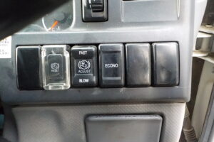 サムネイル: 平成27年 エルフ2tダンプ 電動コボレーン