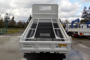 サムネイル: 平成27年 エルフ2tダンプ 電動コボレーン