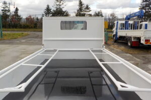 サムネイル: 平成27年 エルフ2tダンプ 電動コボレーン