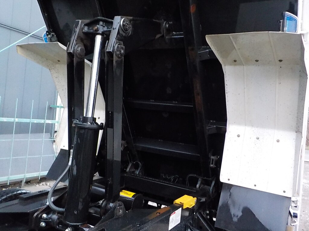 平成２９年式　いすゞ　フォワード　４ｔダンプ　